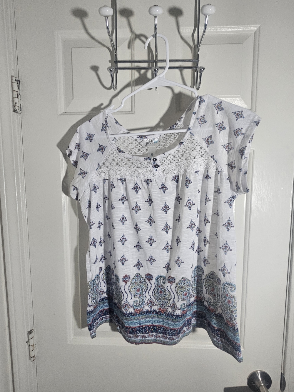 JUST BE Women’s White Paisley Crochet Yoke Short Sleeve Top
